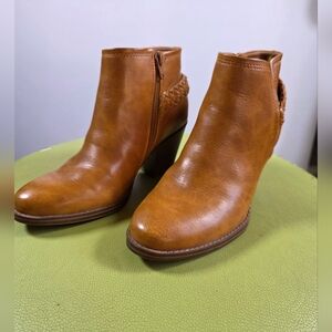 Baretrap Women's Camel Color Ankle Boots Size 6 LIKE NEW!!